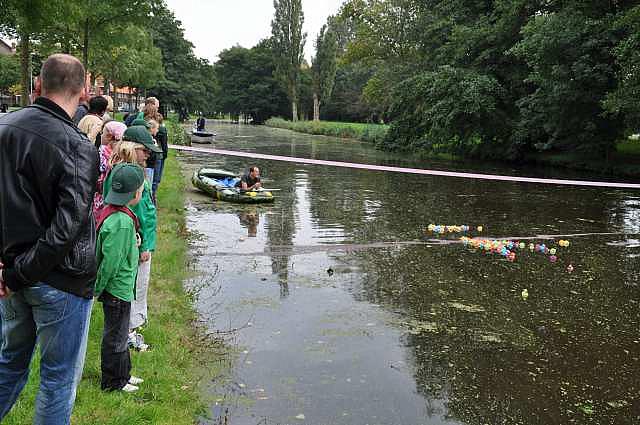 De boot ligt klaar om de winnende eentjes er uit te vissen.