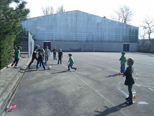Op ons mooie veld, lekker aan het voetballen.