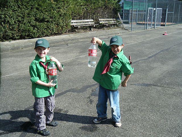 De flessen zitten vol met water. Houden zo!