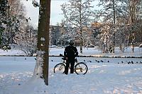 Een motorrijder op de fiets.
